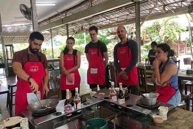 Authentic Thai Cooking Class and Farm Visit in Chiang Mai - Getting There: Tha Phae Gate, Pickup, and a Smooth Start
