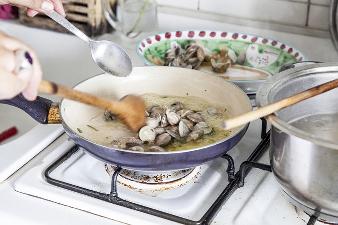 Cesarine: Home Cooking Class & Meal with a Local in Positano - The tasting moment: wine, family-style plates, and pacing