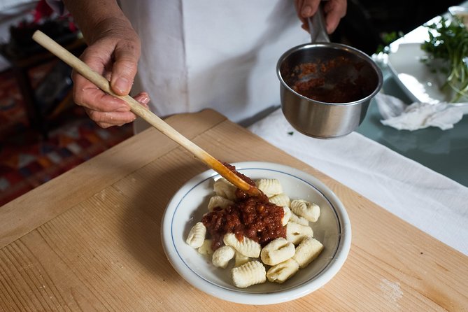 Cesarine: Market Tour & Cooking Class at Local's Home in Lucca - Cooking at a Local’s Home: Why the Setting Matters