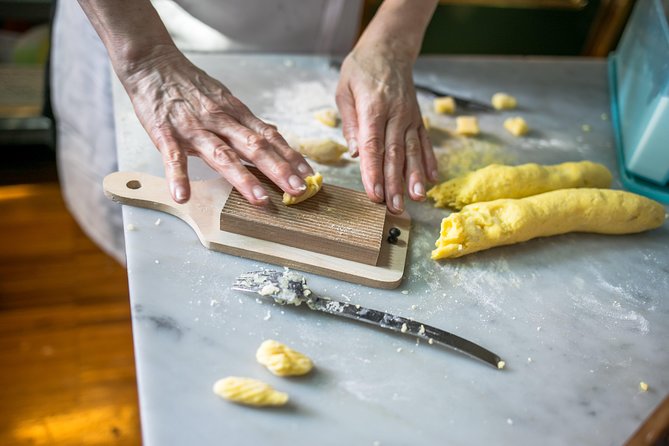 Cesarine: Market Tour & Cooking Class at Local's Home in Milan - Timing, meeting point, and staying smooth on the ground
