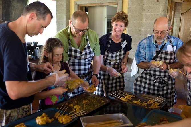 Cooking Class , Local Market , Basket Boat And CRABS FISHING - Lunch and taste test: sitting down to what you built