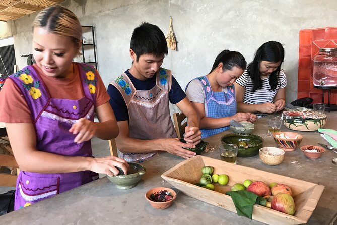 Cooking class with a traditional Oaxacan cook - Breakfast from scratch: tortillas and sauces with your own hands