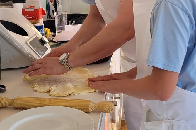 Croix Rousse Market & Rooftop Cooking Class in Lyon - Step 3: cooking in Joëlle’s apartment kitchen (and learning the rhythm)