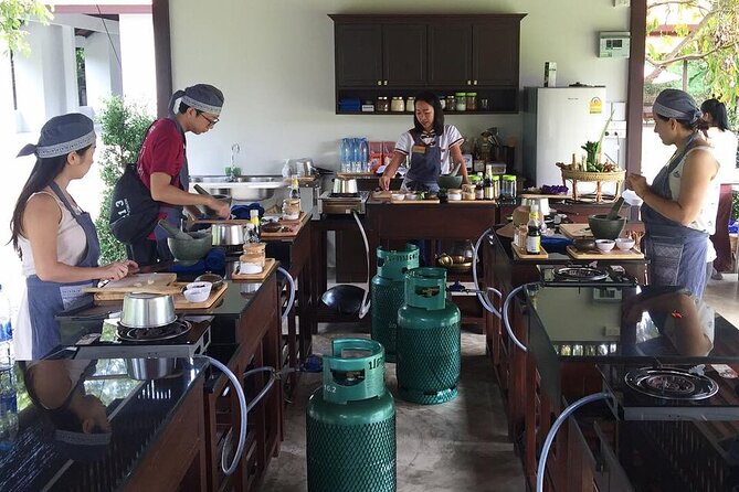 Evening Cooking Class in Traditional Pavilion with Beautiful Garden - Chiang Mai - Eating Together in the Pavilion: More Than Just Cooking
