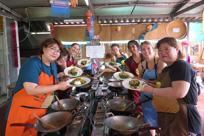 Evening Thai cooking class - The cooking flow: stir-fry, then soup/appetizers, then curry paste and dessert