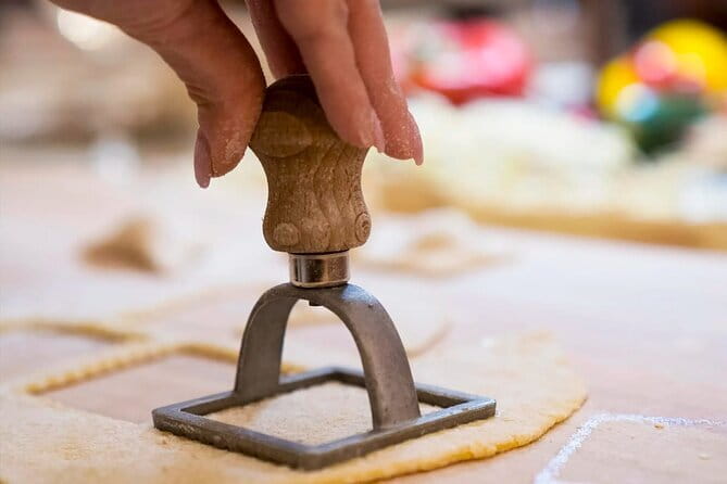Florence: Pasta Cooking Class with Tiramisu & Gift Apron - Where you meet and how the 2.5 hours typically feel
