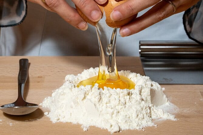 Florence: Tiramisu & Pasta Cooking Class with Unlimited Wine - Inside La Carbonata Del Porrati: The Setting and the Flow
