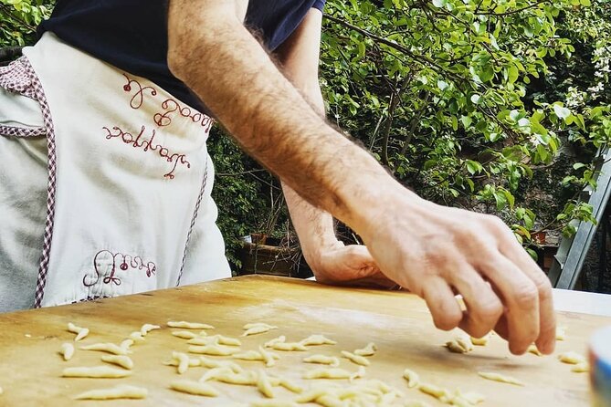 Genoese cooking lesson in the with lunch in the terrace - Pesto the Genoese way, with traditional tools