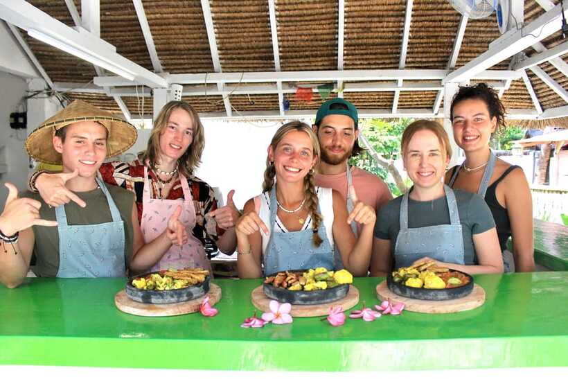 Gili air: Kaktus traditional cooking class - Cobek Peanut Sauce: Why the Mortar-and-Pestle Method Matters