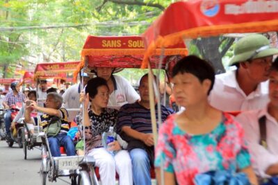 Hanoi Private Trip: Explore local culture, monument, cooking class & puppet show - Temple of Literature: Confucius, Then Spring Roll Class and Lunch