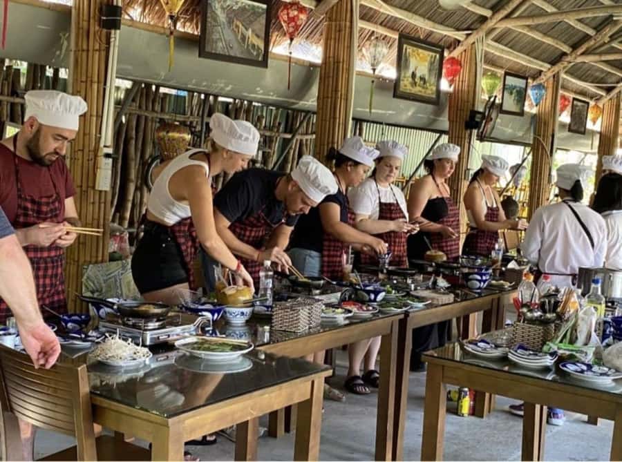 Hoi An : Cooking Class with Phở and Bamboo Basket Boat Tour - Welcome drink, a break, then the cooking starts