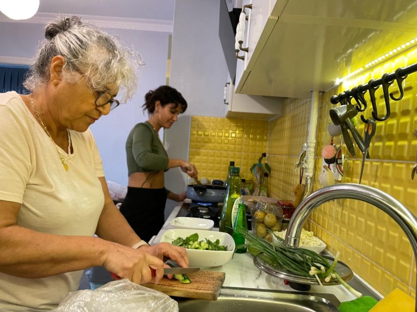 Istanbul: Vegan/Vegetarian Cooking Class with Locals at Home - The cooking flow in 2.5 hours: side-by-side, not spectator mode