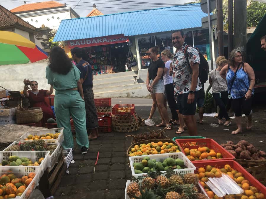 Jambangan bali cooking class with morning market tour - Entering a Balinese home: how the “house” visit changes the class