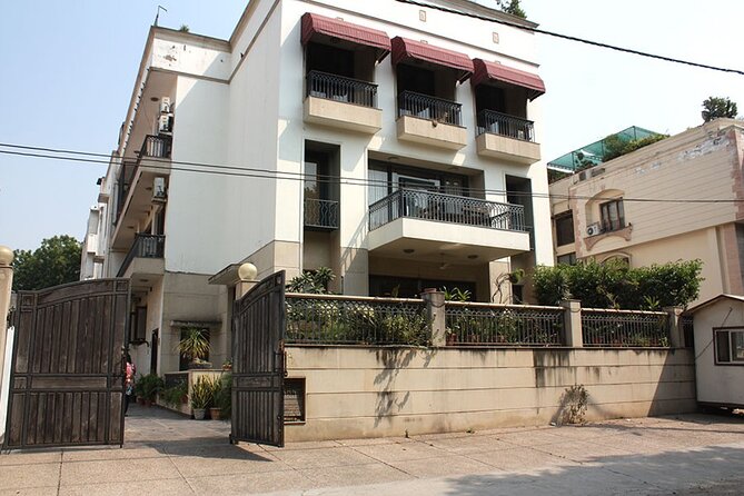 Kailash Colony Market Tour & Amritsari Cooking Class in New Delhi - Shivani’s Welcome and the Feel of a Delhi Bungalow
