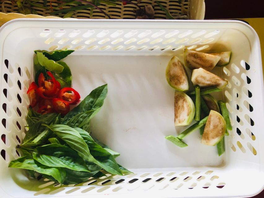 Koh Lanta: Lunch Course at Lanta Thai Cookery School - Meeting the chefs: Aon and Chien (and the teaching style that matters)