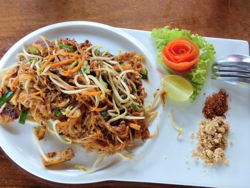 Koh Lanta: Lunch Course at Lanta Thai Cookery School - What makes the curries and pastes a real skill lesson