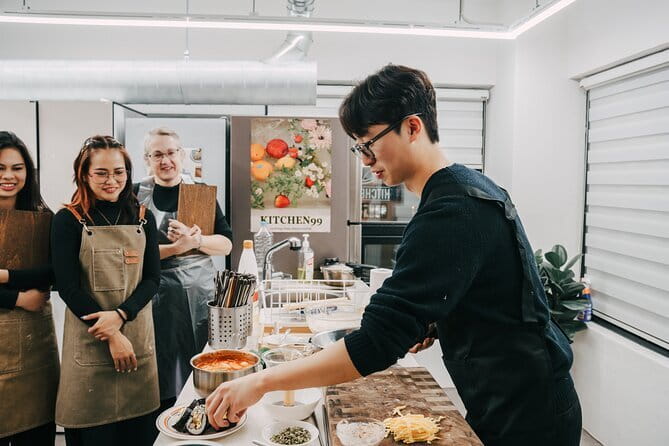 Korea Cooking Class with 3 stars Michelin Chef & Content creators - The 7:00 pm Start and the “Get-Oriented First” Approach