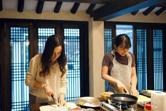 Korean Cooking Class with Grocery Shopping at Seoul Local Market - Kimbap: rolling lessons, then a Han River picnic idea