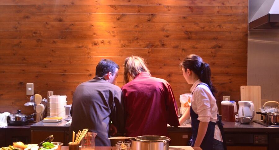 Kyoto: Afternoon Japanese Izakaya Cooking Class - Finding Cooking Sun Near Shimogyo Ward and Getting Ready to Cook