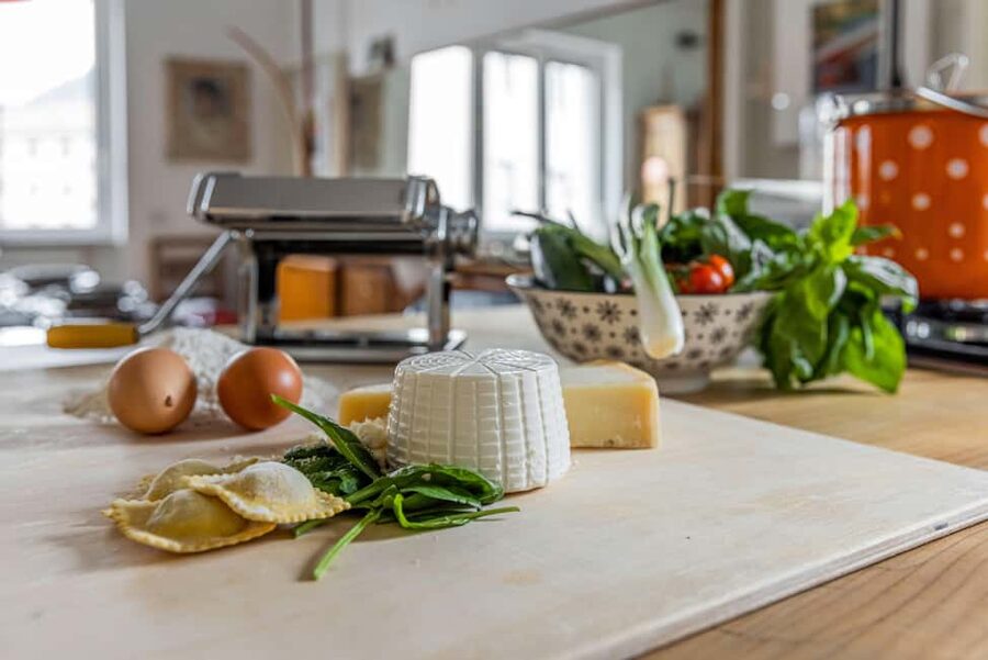 Lake Como: Ravioli Cooking Class with Wine - Cesarine hosts and the small-group advantage (up to 10)