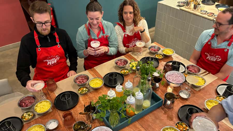 Lima: Market Tour and Cooking Class with Pisco Sour - Where you meet up (and why it matters in Miraflores)