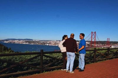 Lisbon: Setúbal Market and Wine tour with Cooking class - Getting your bearings: Marquês Pombal, bridge views, and a quick Fortress stop