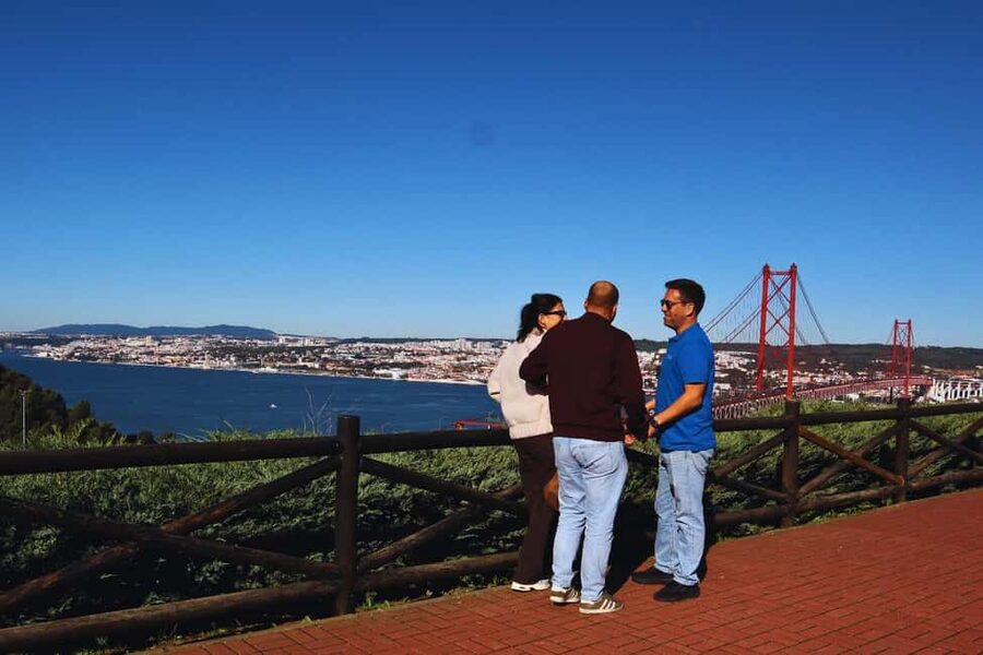 Lisbon: Setúbal Market and Wine tour with Cooking class - Getting your bearings: Marquês Pombal, bridge views, and a quick Fortress stop