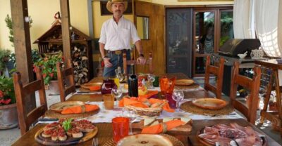Lucca: Pasta Cooking Class with a Local Chef - Farmhouse welcome and the family-kitchen feel