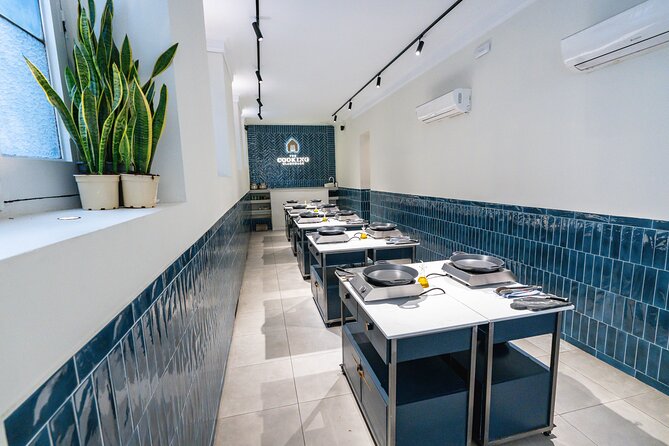 Madrid Spanish Omelet Cooking Class and Bottomless Wine brunch - The Cooking Clubhouse: your 12:00 kickoff in Madrid’s Centro