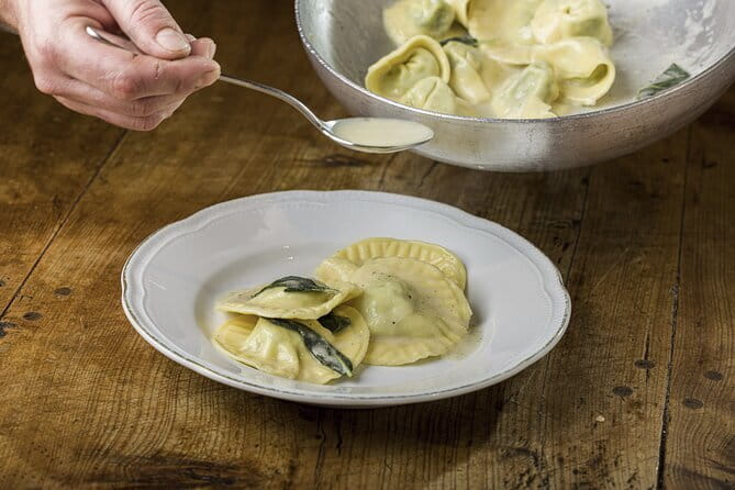 MaMa Florence Guided Market Tour and 4 Course-Pasta Cooking Class - The walk to the cooking school in San Frediano