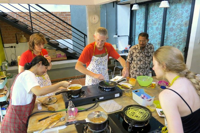 Market Visit & Private Hands-on Cooking Class at Daun Senja - Cheras logistics: how to get there without stress