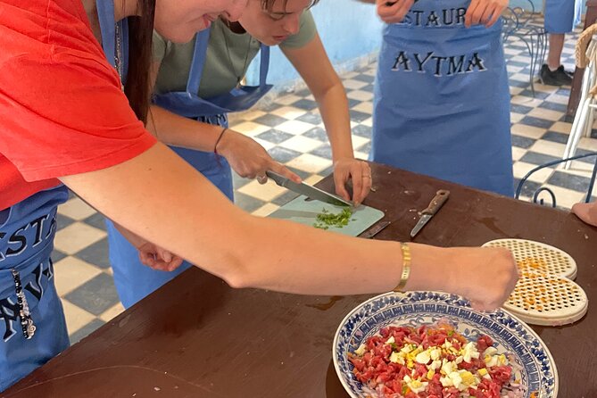 Mezouga cooking class - Learning Moroccan techniques: from prep to tajine