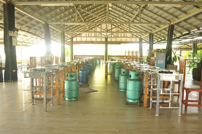 Morning Cooking Class in Organic Farm with Local Market Tour - Somphet Market: Learning Thai Food by Seeing Ingredients First