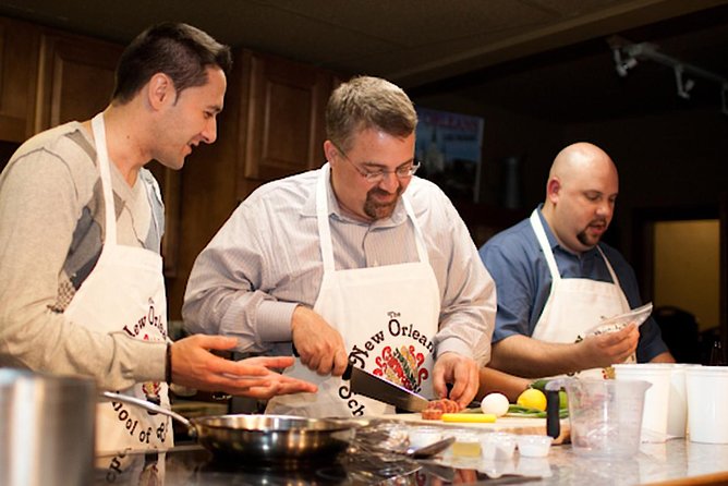 New Orleans Cooking Class and Cocktail Walking Tour - Where the tour starts: the New Orleans School of Cooking vibe