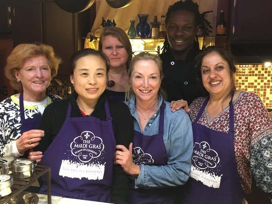 New Orleans: Hands-on Cajun Roux Cooking Class - Drinks, pace, and instructor energy in a small group