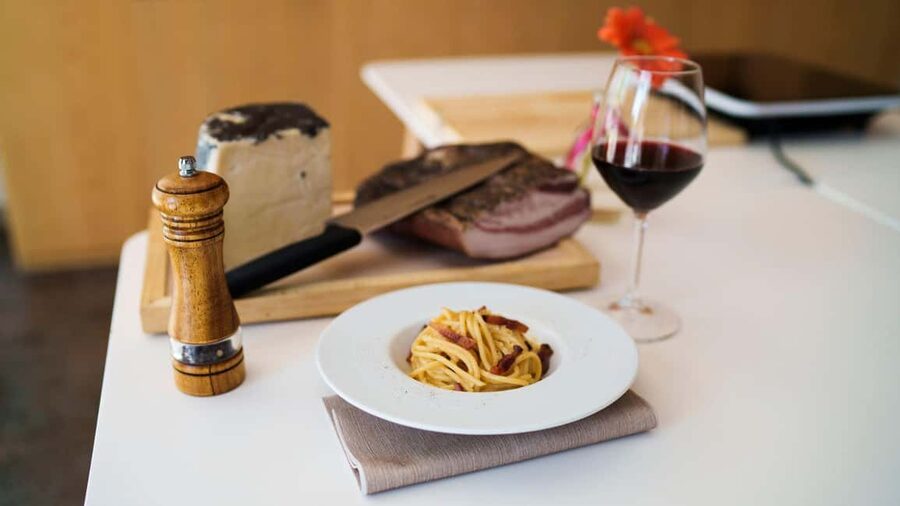 Olbia: cooking class on real pasta carbonara - Finding the place: Piazza Mercato and the Rosinita meeting point