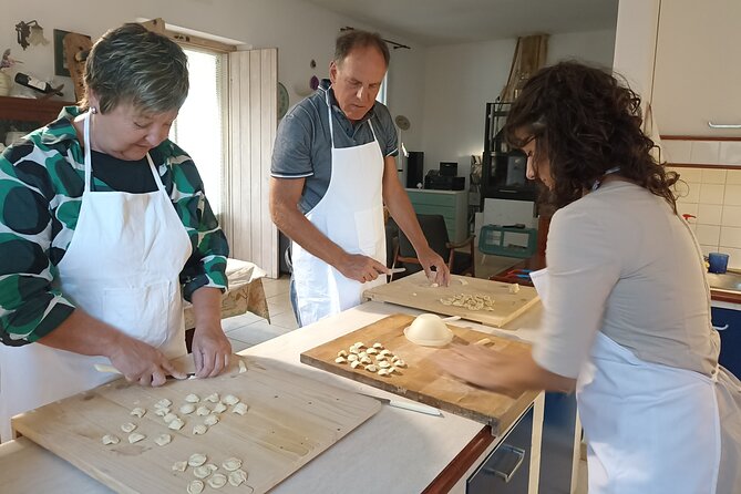 Ostuni : family cooking class in our country house - Entering the kitchen at B&B La casa degli artisti
