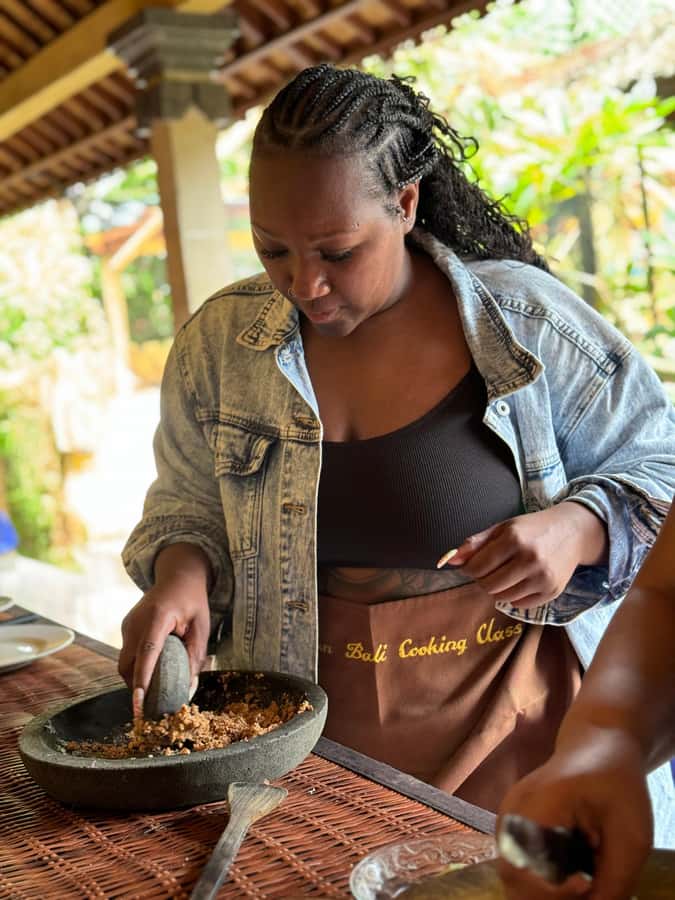 packages cooking class and romantic dinner in a local home - Walking into a Balinese house: family life, the offering, and cultural context