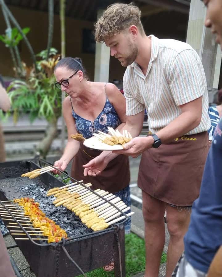 packages cooking class and romantic dinner in a local home - The garden lunch-and-dinner flow (and what makes it feel romantic)