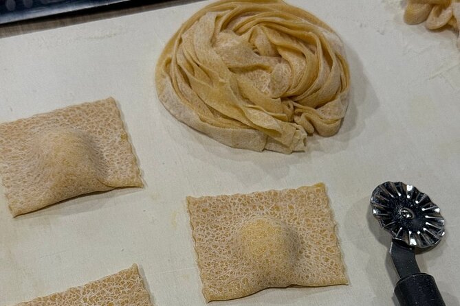 Pasta Fettuccine, Ravioli and Tiramisu Cooking Class in Florence - Fettuccine from fresh dough: rolling and choosing your sauce