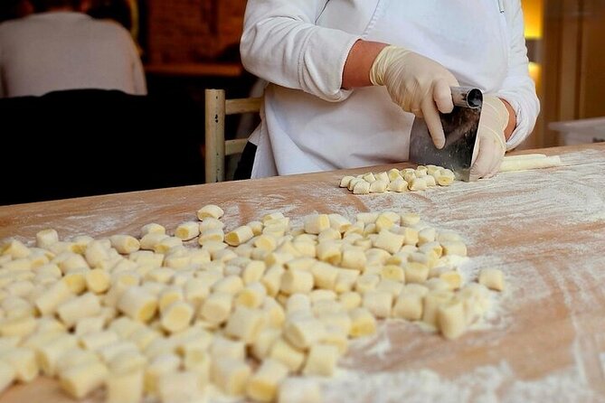Pasta Fettuccine, Ravioli and Tiramisu Cooking Class in Florence - Getting to Borgo la Croce (and starting on time)