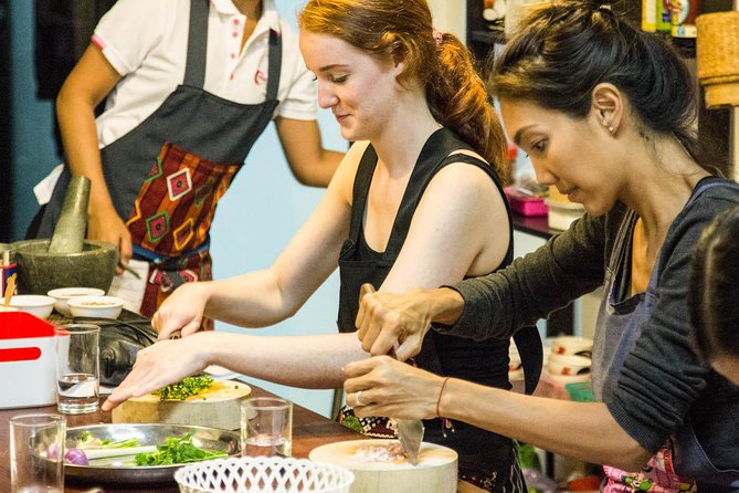 Pink Chili - Thai Cooking Class and Market Tour in Bangkok - Small group size: why 10 people matters