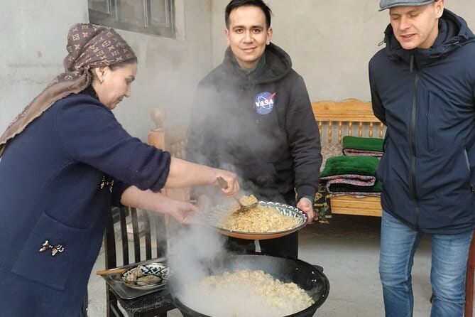 Plov Cooking Class at Local Uzbek House - Learning plov in a qozon: the skill behind the comfort food