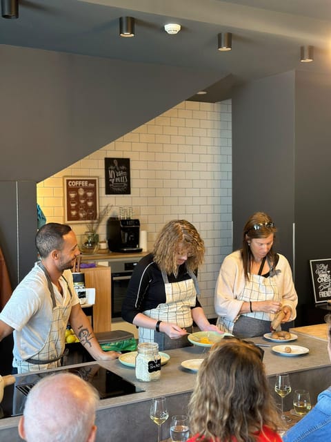 Porto: Local Market Tour & Cooking Class/Showcooking - Showcooking means you learn faster (without pressure)