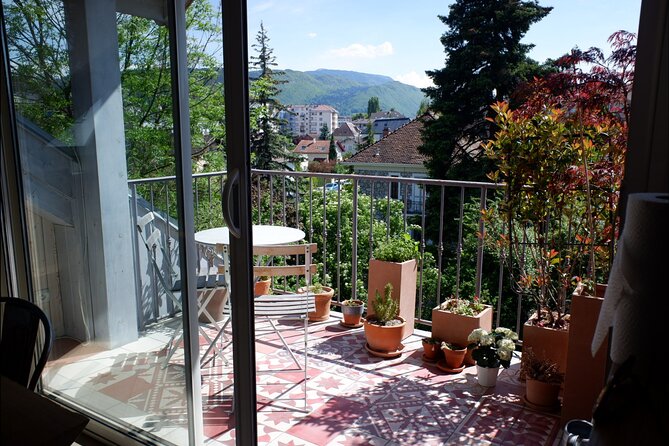 Private Market Tour and Cooking Class in Annecy with a Local - A cooking demo in a Bohemian chic apartment (not hands-on)