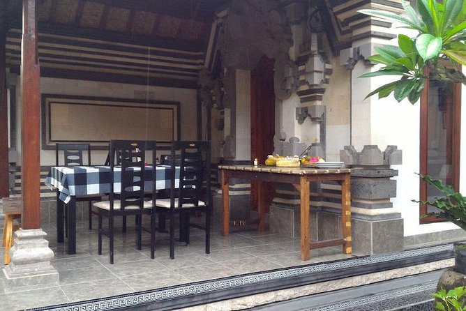 PRIVATE Ubud Market Tour & Balinese Cooking Class with Putu - The cooking lesson on a two-burner stage: banana leaf parcels and curry