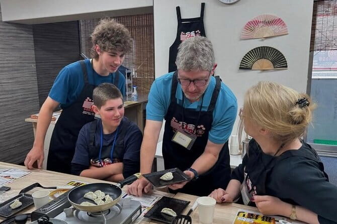 Ramen Gyoza Onigiri Japanese Cooking Class in Kyoto - Getting to Manryo and Knowing the Clock