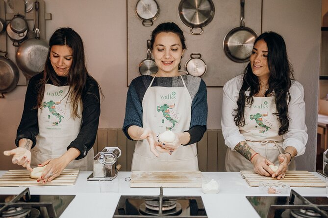 Rome Cooking Class: Make Pasta, Dine & Drink Wine With Local Chef - Aperitivo With Prosecco: The Friendly Kickoff