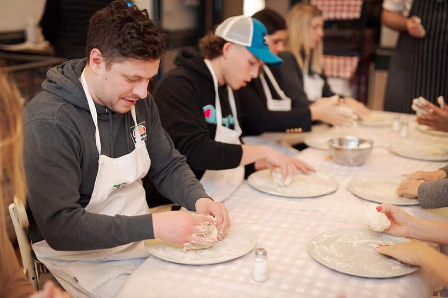 Rome: Pizza Cooking Class in Piazza Navona with Drinks - Limoncello or Coffee: How They Close the Night