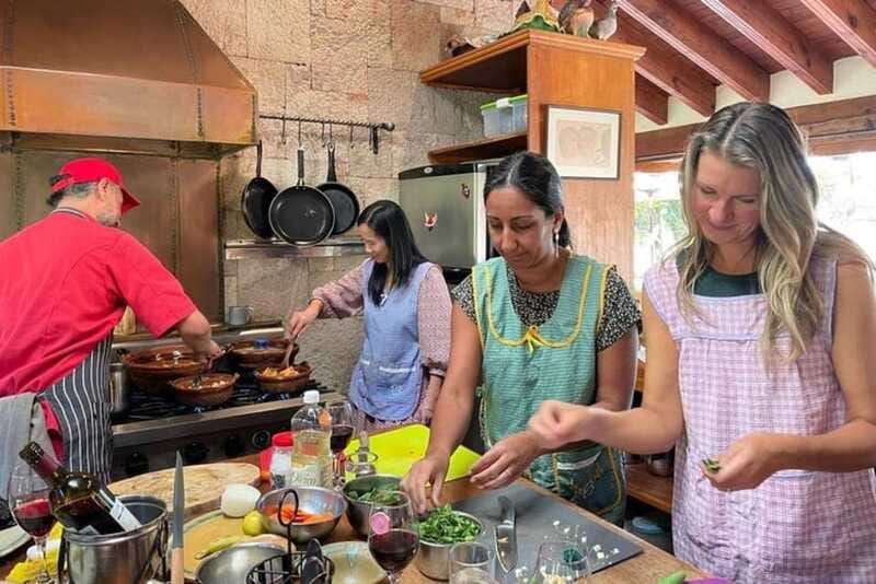 San Miguel de Allende: Mexican Cooking Class | Mole & Salsas - The Drinks Matter: Chocolate Water and Mexican Red Wine